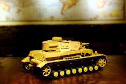 Ferngesteuerter Panzer “Kampfwagen IV Ausf.F-1” Heng Long 1:16 Sandfarbe mit Rauch,Sound und Schuss, Metallgetriebe -2,4Ghz-18