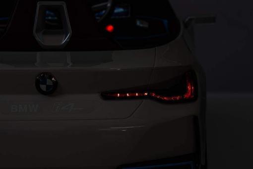 elektrischer kinderfahrzeug bmw i4 weiss-10