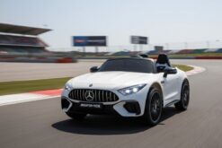 Elektro Kinderfahrzeug "Mercedes SL63 AMG" - Lizenziert - 24V Akku, 4 Motoren, 2,4Ghz Fernsteuerung, MP3+Ledersitz+EVA-Lackiert Weiss
