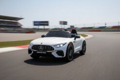 Alternative view of Elektro Kinderfahrzeug "Mercedes SL63 AMG" - Lizenziert - 24V Akku, 4 Motoren, 2,4Ghz Fernsteuerung, MP3+Ledersitz+EVA-Lackiert Weiss